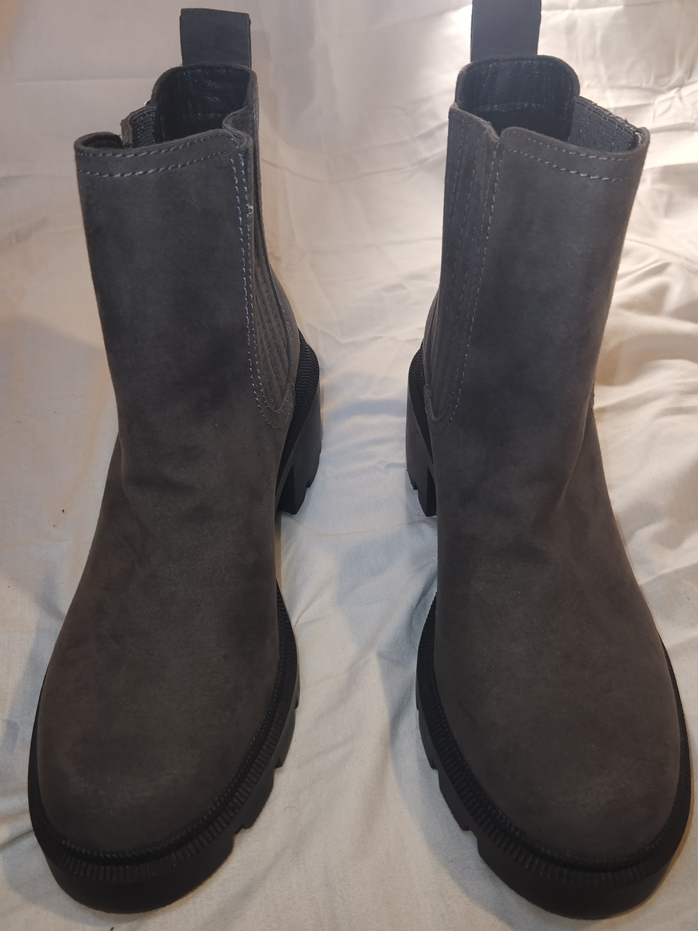 Universal Thread Women’s Suede Chelsea Lug Boot - Gray